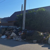 В Оренбурге местная жительница боится, что электрический столб упадет на ее дом