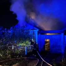 В Оренбурге ночью полыхали два дома и хозпостройка
