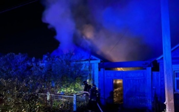В Оренбурге ночью полыхали два дома и хозпостройка