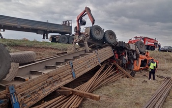 На трассе Переволоцк–Кичкас длинномер опрокинулся в кювет