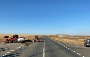 В Адамовском районе автоледи вырулила на «встречку» и протаранила трактор