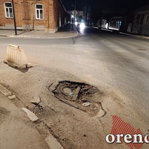 На дорогах Оренбурга образовался очередной провал грунта