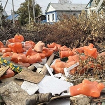 В Оренбуржье контейнерную площадку закидали манекенами