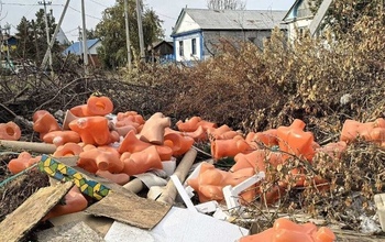 В Оренбуржье контейнерную площадку закидали манекенами