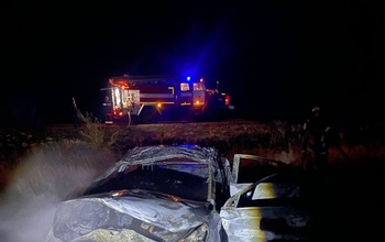 Под Саракташом автомобиль после опрокидывания в кювет воспламенился