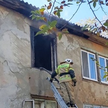 В Гае во время пожара погибла 60-летняя женщина, 88-летнюю пенсионерку удалось спасти (18+)