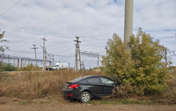 В Оренбурге женщина за рулем Hyundai въехала в столб, пострадали младенец, семилетний ребенок и она сама