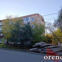 Коммунальщики в Оренбурге в своём репертуаре - приступили к традиционному раскрытию кровель в сезон дождей