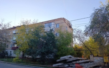 Коммунальщики в Оренбурге в своём репертуаре - приступили к традиционному раскрытию кровель в сезон дождей