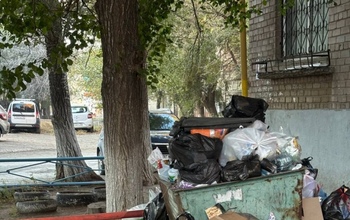 В Оренбуржье мусор где-то валится из баков, а где-то его просто некуда складывать