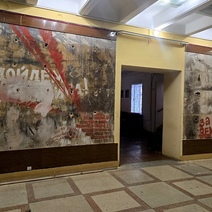 В театре музкомедии Оренбурга за зеркалами нашли загадочные надписи