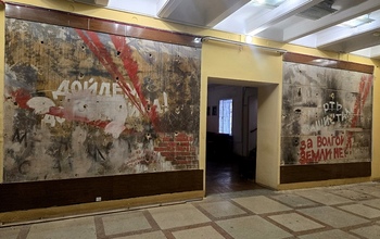 В театре музкомедии Оренбурга за зеркалами нашли загадочные надписи