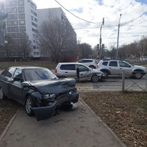 Неудачный поворот и три автомобиля в ремонт: в Оренбурге произошло массовое ДТП