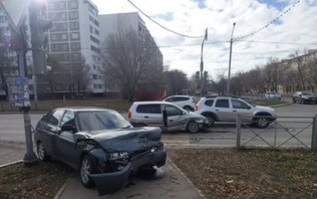 Неудачный поворот и три автомобиля в ремонт: в Оренбурге произошло массовое ДТП