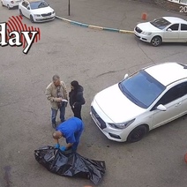 В Оренбурге с балкона на 12 этаже выпала женщина (18+)