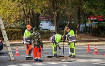 В Оренбурге демонтируют пешеходный переход на улице Пролетарской