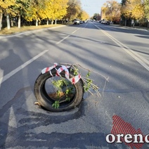 На улице Цвиллинга в Оренбурге на месте исчезнувшего люка торчит покрышка