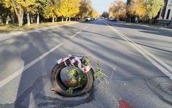 На улице Цвиллинга в Оренбурге на месте исчезнувшего люка торчит покрышка