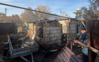 В Кувандыке прощаются с девочками, погибшими во время страшной трагедии (18+)