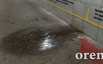 В Оренбурге в новеньком переходе капает с потолка