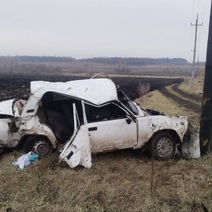 В Асекеевском районе бесправный водитель за рулем ВАЗа слетел в кювет и врезался в столб