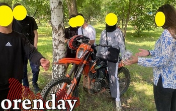 В Оренбургском районе мужчина избил подростка, грозился его сжечь, повредил питбайк и отнял шлем