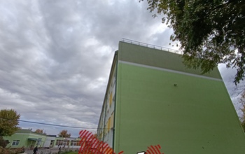 В Оренбурге вандалы повредили фасад отремонтированной школы