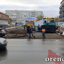 В Оренбурге оперативно подняли провалившийся под землю грузовик