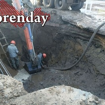 В Соль-Илецке почти год не могут разобраться с порывом трубы возле дома вдовы участника СВО