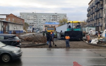 В Оренбурге оперативно подняли провалившийся под землю грузовик