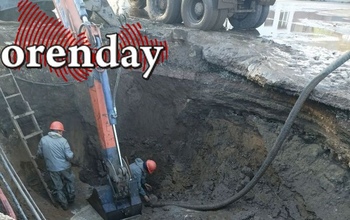 В Соль-Илецке почти год не могут разобраться с порывом трубы возле дома вдовы участника СВО