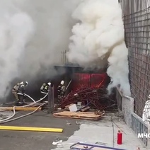 В Новотроицке на стройплощадке горят строительные материалы