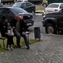 Оренбургские полицейские доставили в отдел мужчину, пристававшего к школьнице