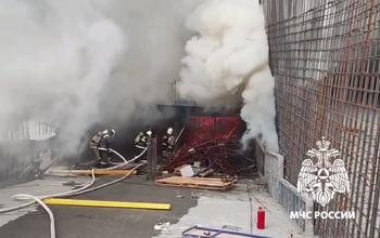 В Новотроицке на стройплощадке горят строительные материалы