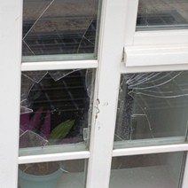 Неизвестные разбили окно в здании физико-математического лицея в Оренбурге