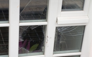 Неизвестные разбили окно в здании физико-математического лицея в Оренбурге