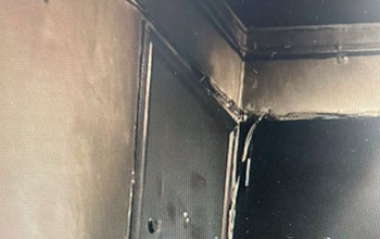 В Орске подросток за деньги поджег чужую дверь, но в итоге сам сильно пострадал (18+)