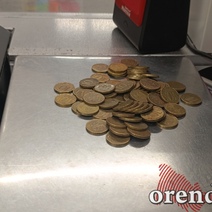 Пытливые оренбуржцы выяснили, зачем кассиры взвешивают деньги