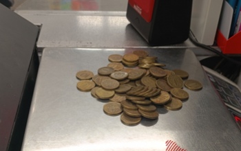 Пытливые оренбуржцы выяснили, зачем кассиры взвешивают деньги