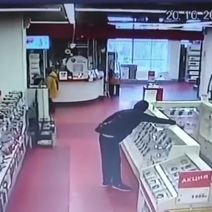 В Новотроицке рецидивист с большим стажем не смог на воле заработать на смартфон, поэтому решил ограбить магазин