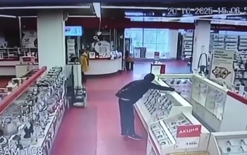 В Новотроицке рецидивист с большим стажем не смог на воле заработать на смартфон, поэтому решил ограбить магазин