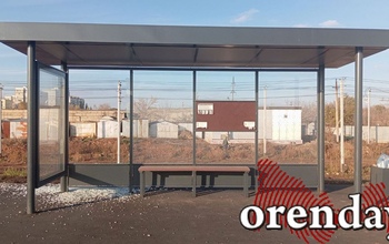 Не простояла и двух месяцев: в Оренбурге на дороге-дублере улицы Чкалова начали бить остановочные павильоны