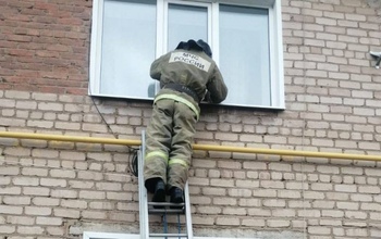 В Акбулаке пожарные пришли на помощь малышу, который случайно закрылся в квартире