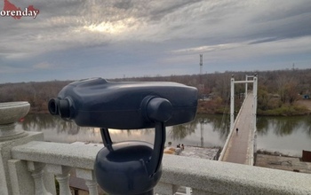 В Оренбурге на набережной разбили один из установленных биноклей