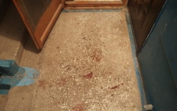 В Новотроицке пьяная ссора в подъезде закончилась ножевым ранением