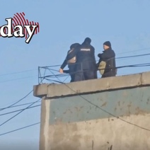 В Оренбурге полицейские сняли с крыши высотки девушку-подростка