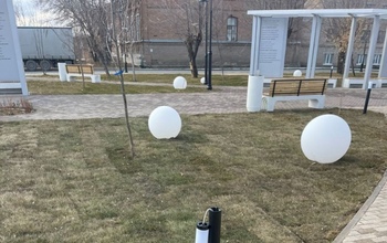 В Орске вандалы сломали новый фонарь в сквере Пушкина