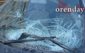 В Оренбурге мужчина повредил чужой автомобиль, выбивая дух из незнакомца