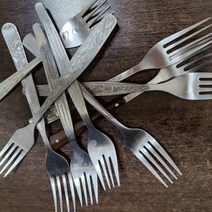 В Орске девушка воткнула в губу знакомой вилку