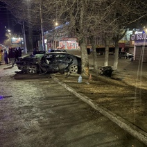 В Орске 21-летний водитель на скорости влетел в дерево